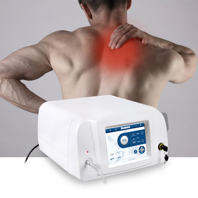 Myofascial-Triggerpunkt-körperliche Stoßwellen-Therapie-Ausrüstung auf Rückseite und Schultern
